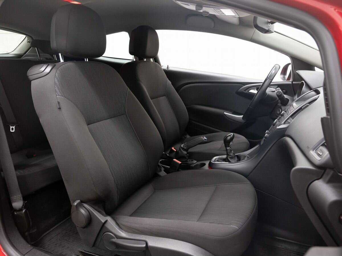 Opel Astra с пробегом — 2012 год. Фото: #12