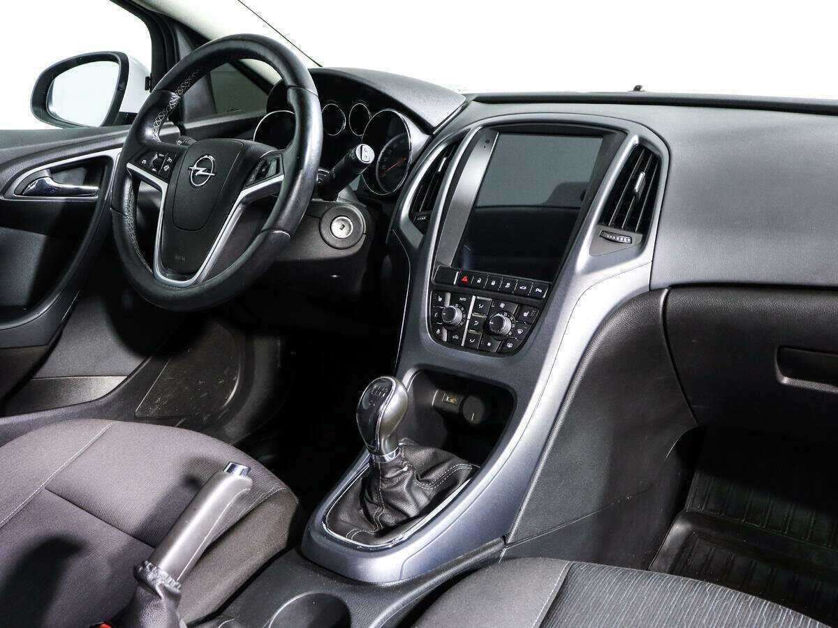 Opel Astra с пробегом — 2013 год. Фото: #8