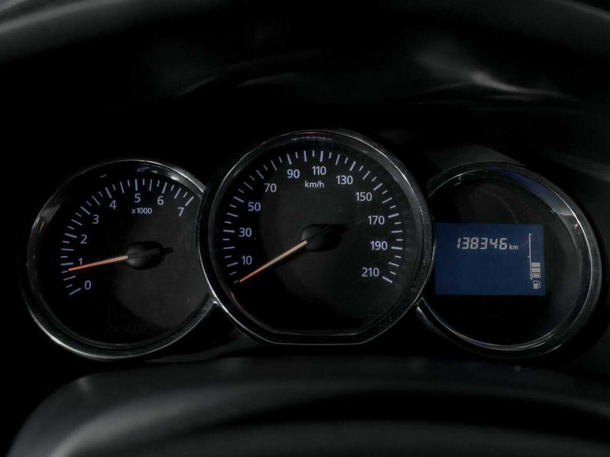 Renault Sandero с пробегом — 2016 год. Фото: #9