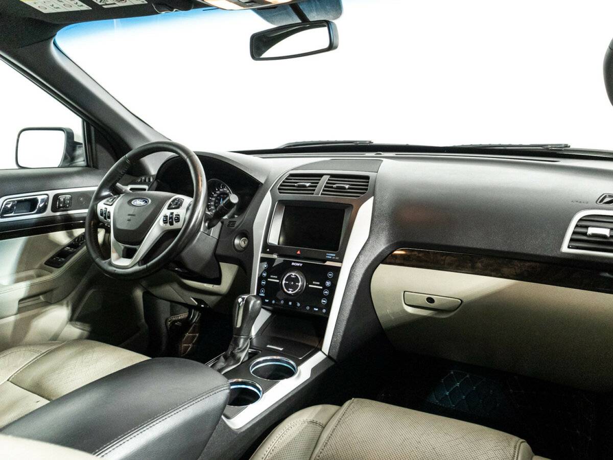 Ford Explorer с пробегом — 2012 год. Фото: #6
