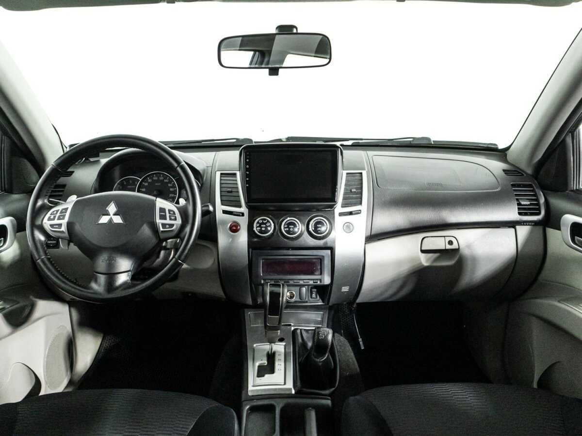 Mitsubishi Pajero Sport с пробегом — 2013 год. Фото: #12