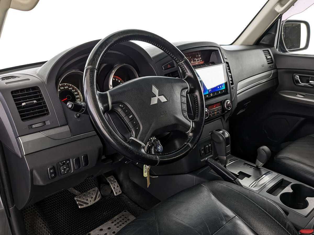 Mitsubishi Pajero с пробегом — 2013 год. Фото: #14