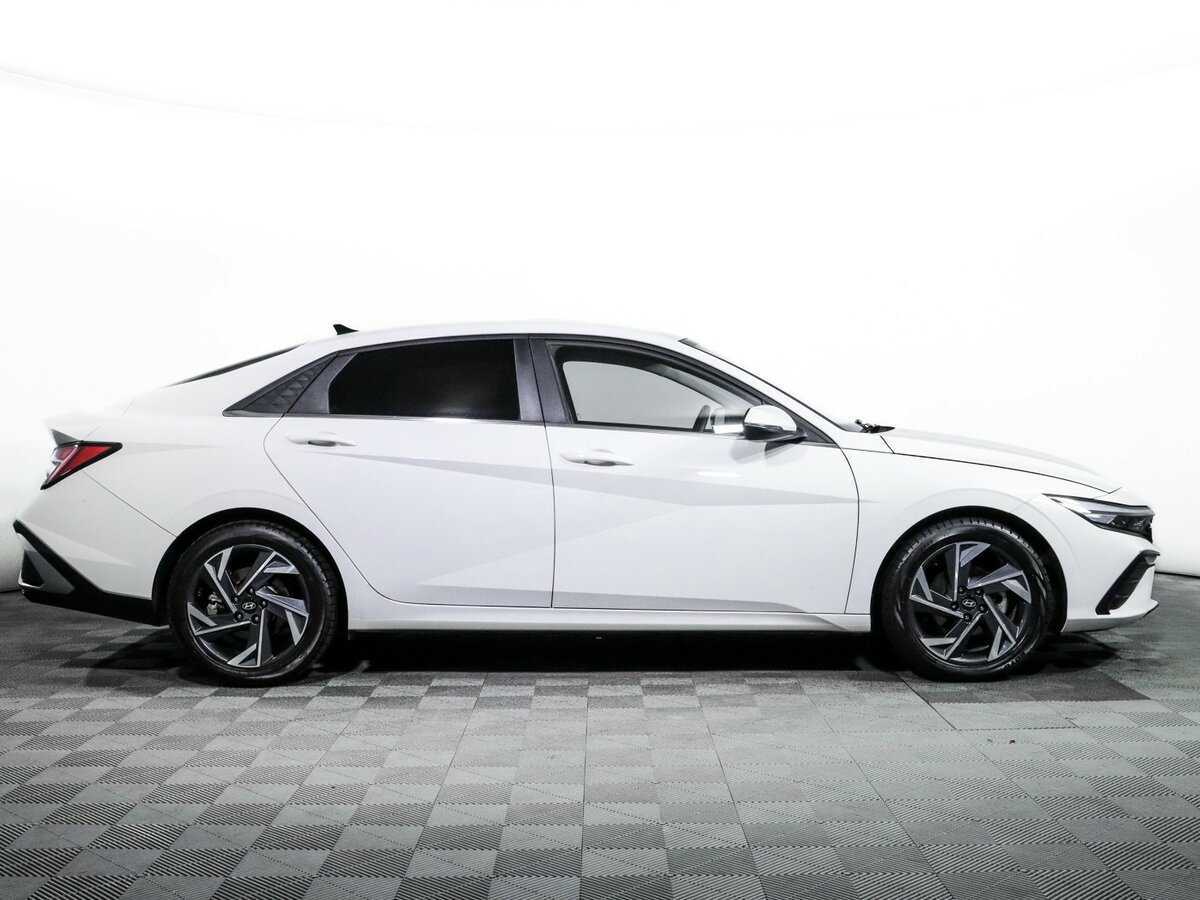 Hyundai Elantra с пробегом — 2023 год. Фото: #3