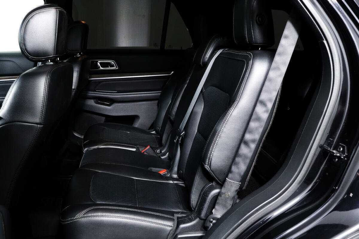 Ford Explorer с пробегом — 2015 год. Фото: #11