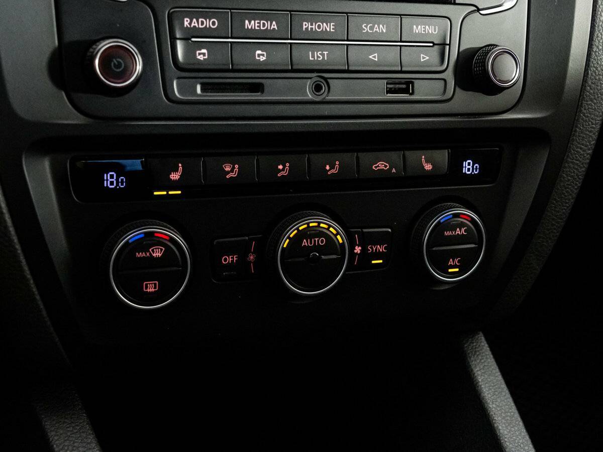 Volkswagen Jetta с пробегом — 2015 год. Фото: #13