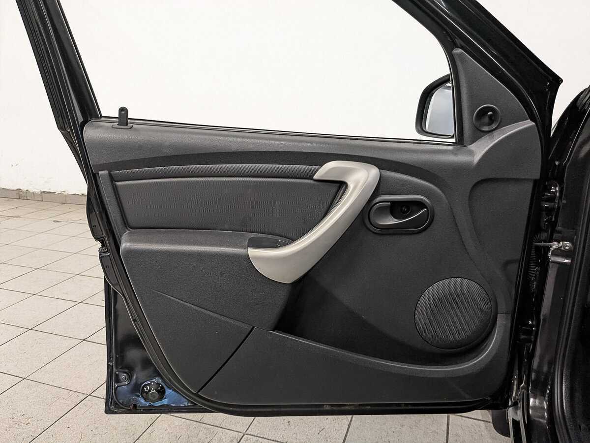 Renault Sandero с пробегом — 2012 год. Фото: #18