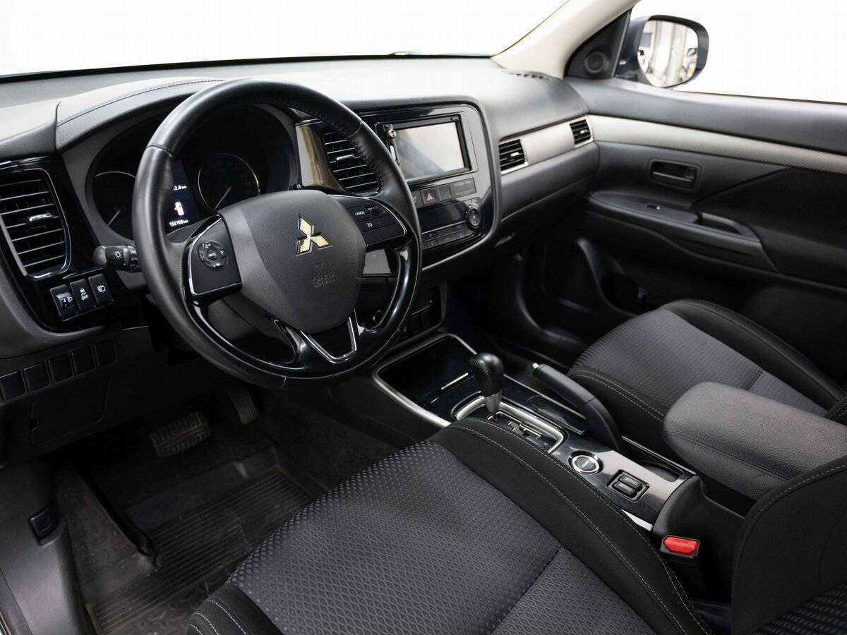 Mitsubishi Outlander с пробегом — 2017 год. Фото: #6