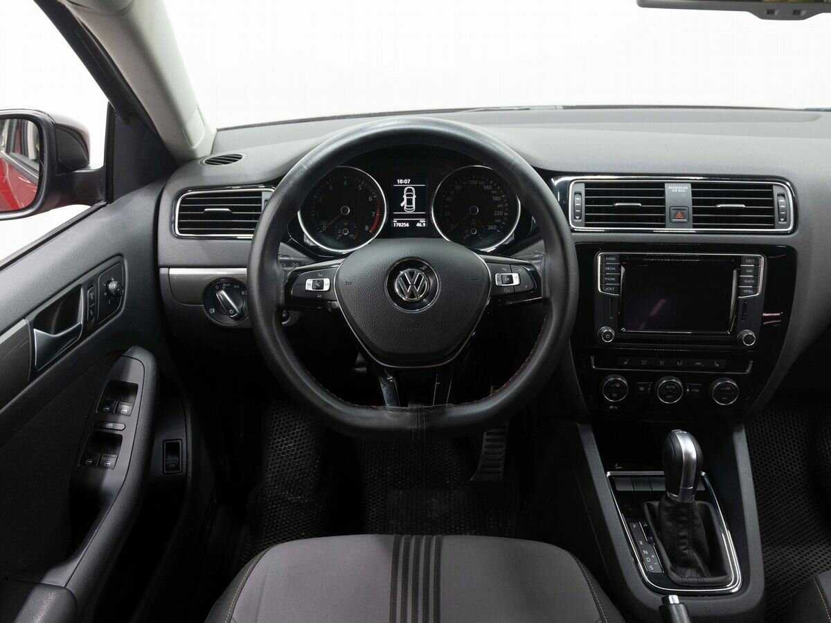 Volkswagen Jetta с пробегом — 2016 год. Фото: #13