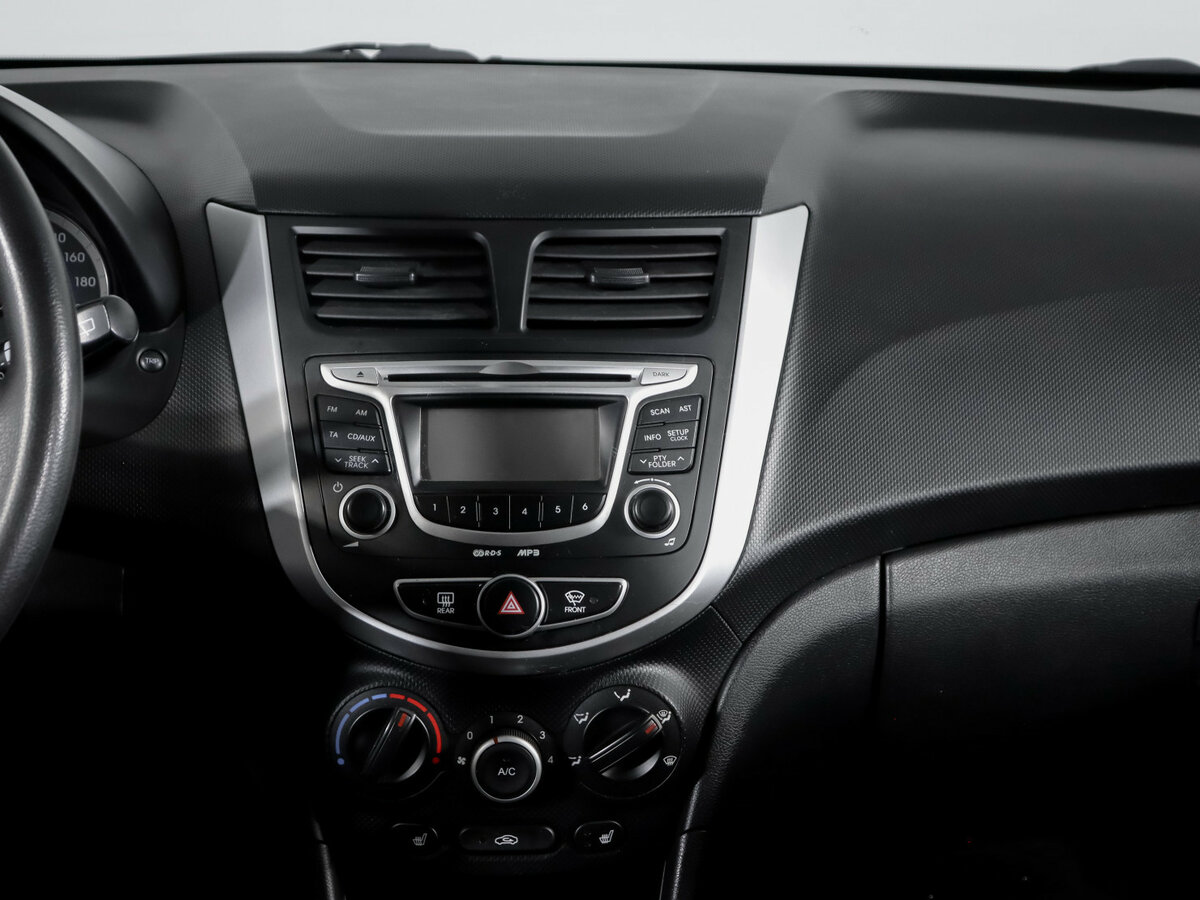 Hyundai Solaris с пробегом — 2013 год. Фото: #10