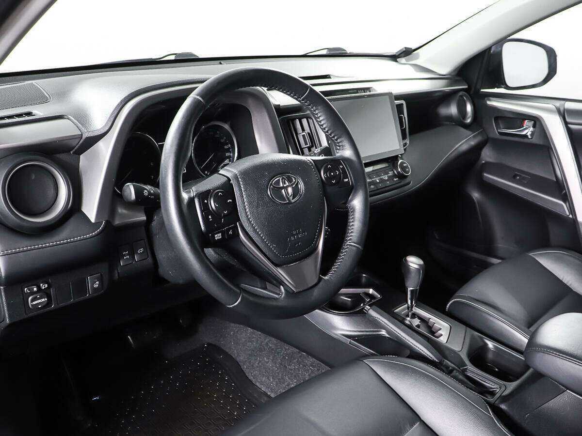 Toyota RAV4 с пробегом — 2018 год. Фото: #12