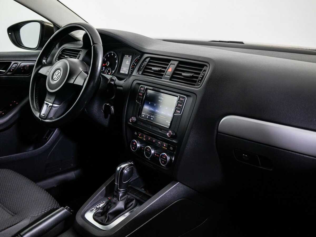 Volkswagen Jetta с пробегом — 2012 год. Фото: #18