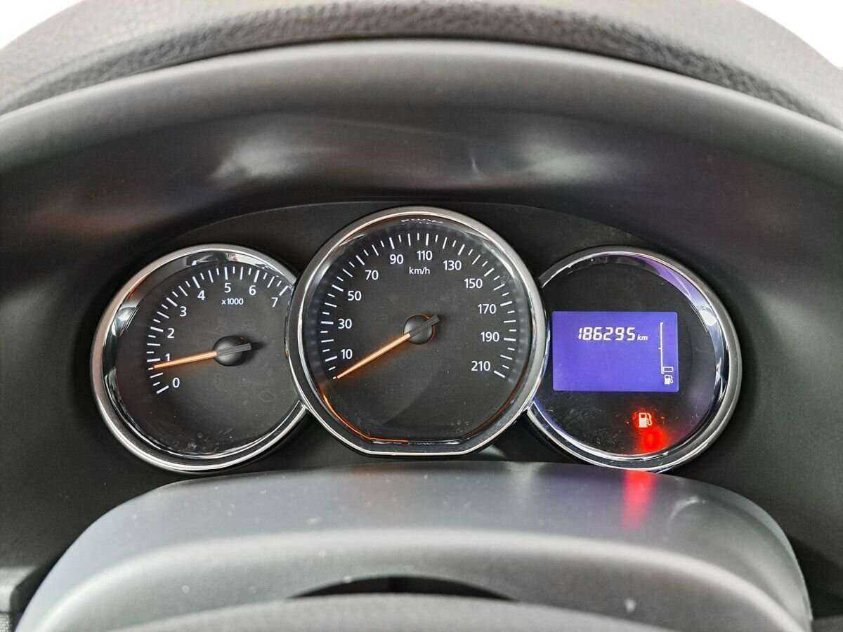 Renault Sandero с пробегом — 2015 год. Фото: #10