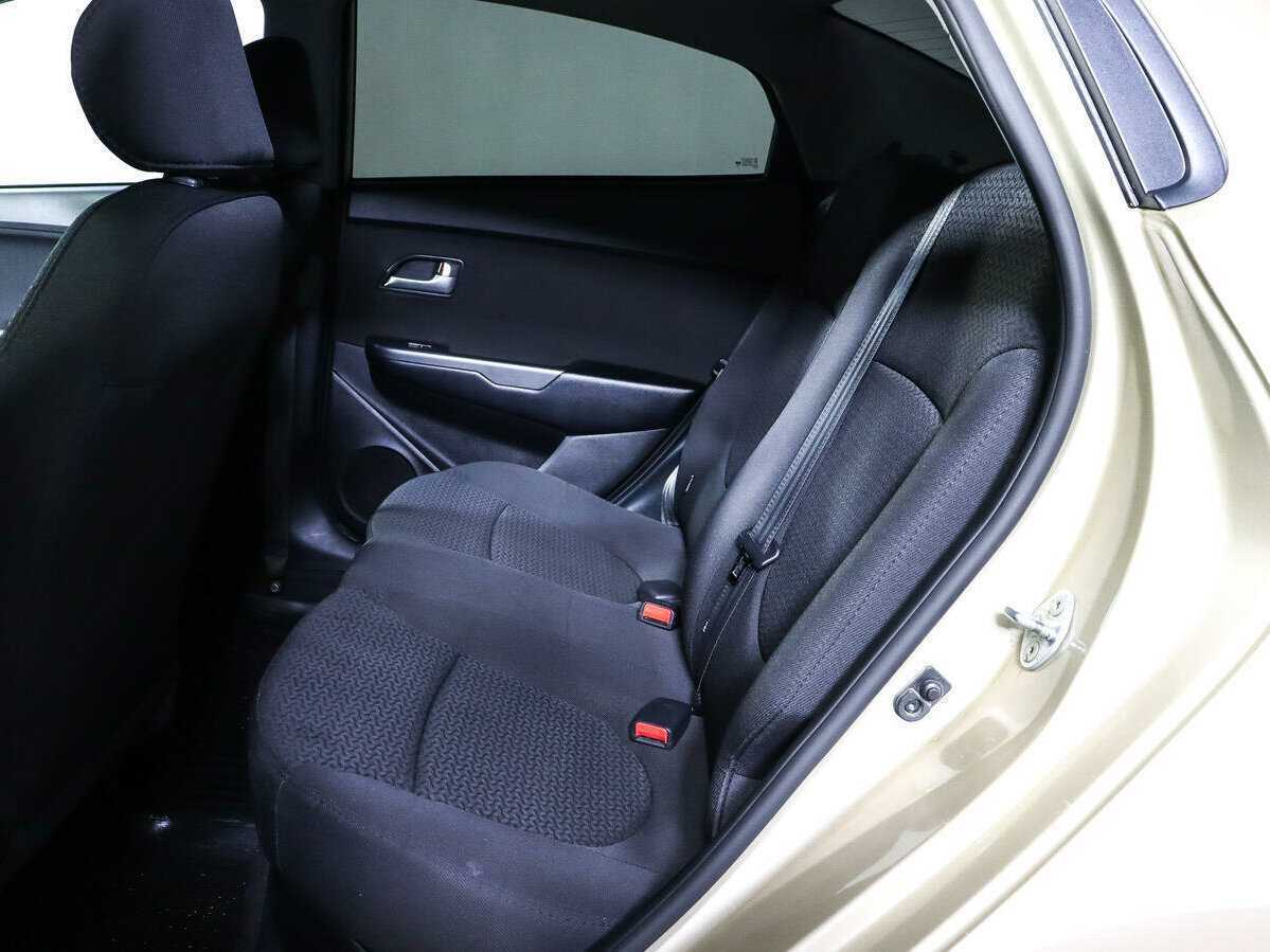 Kia Rio с пробегом — 2015 год. Фото: #9