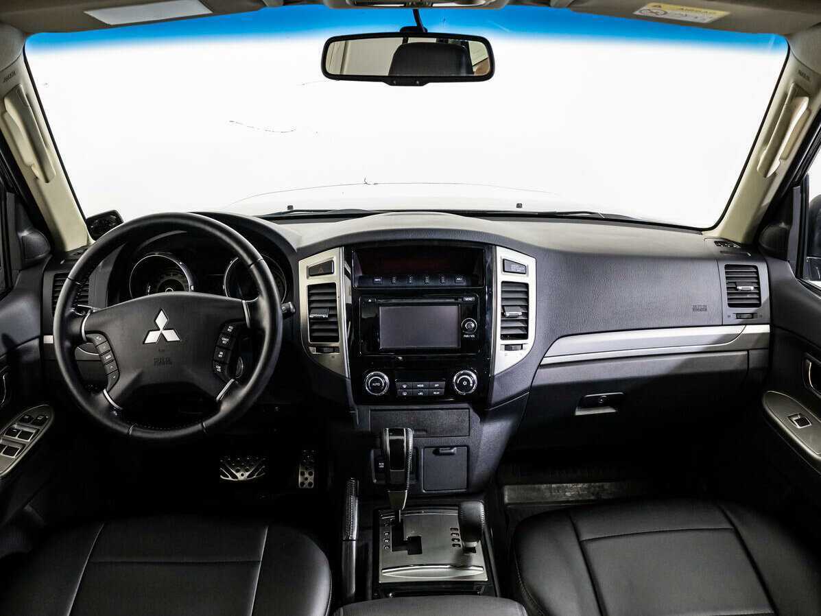 Mitsubishi Pajero с пробегом — 2015 год. Фото: #11
