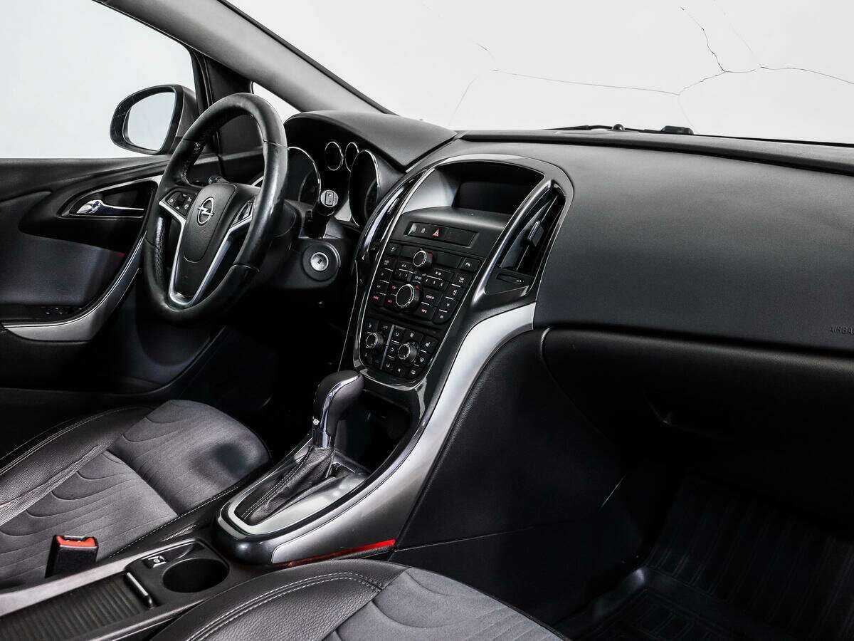 Opel Astra с пробегом — 2013 год. Фото: #10