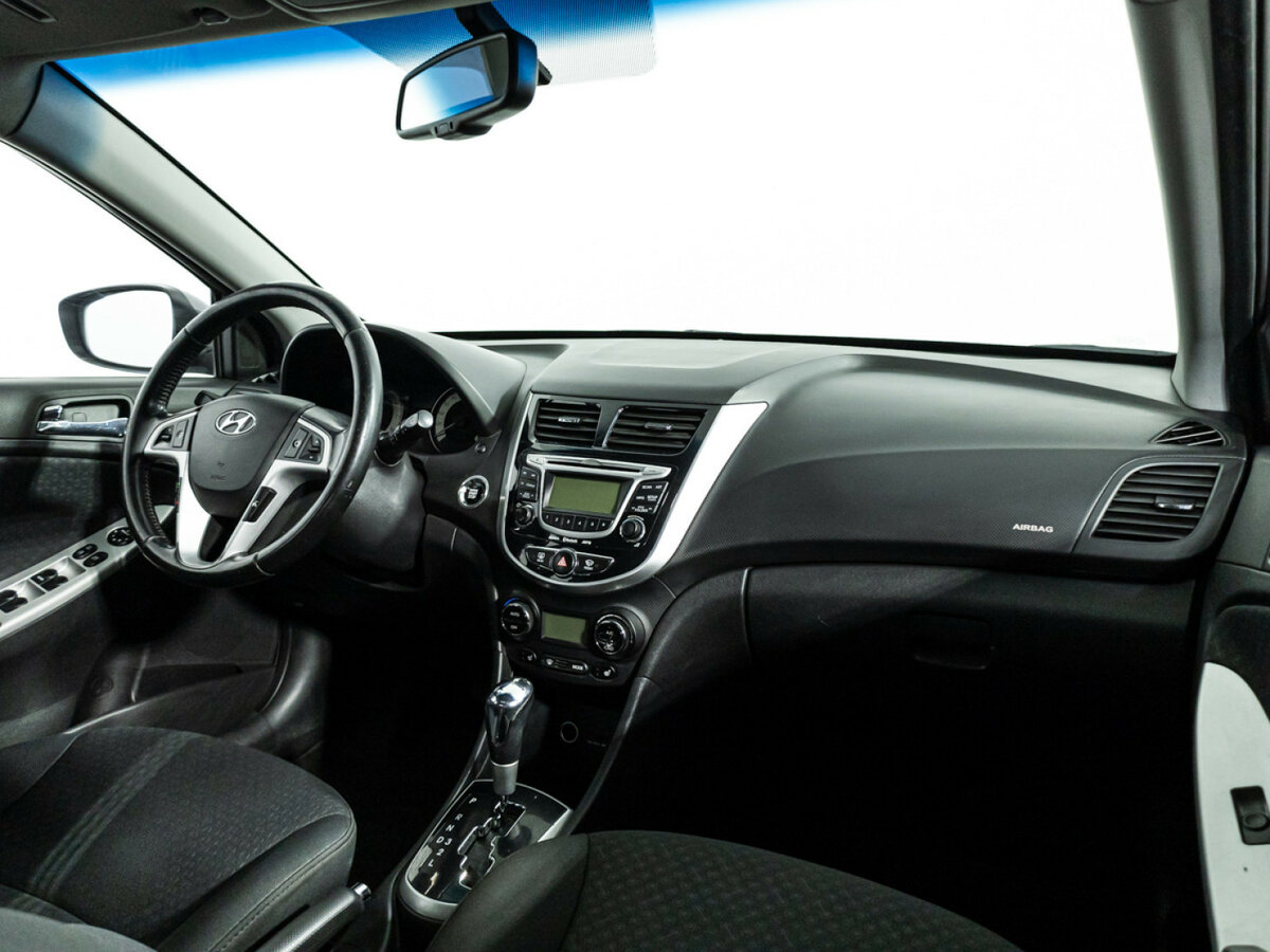 Hyundai Solaris с пробегом — 2012 год. Фото: #8