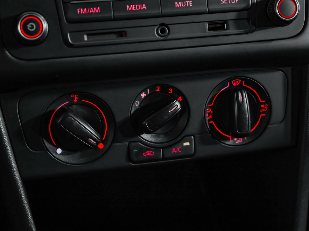 Volkswagen Polo с пробегом — 2018 год. Фото: #11