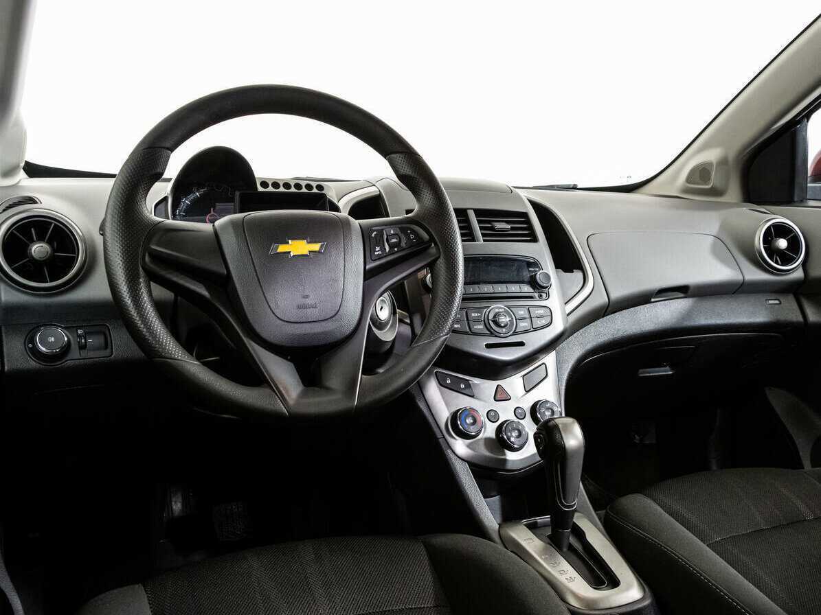 Chevrolet Aveo с пробегом — 2015 год. Фото: #10