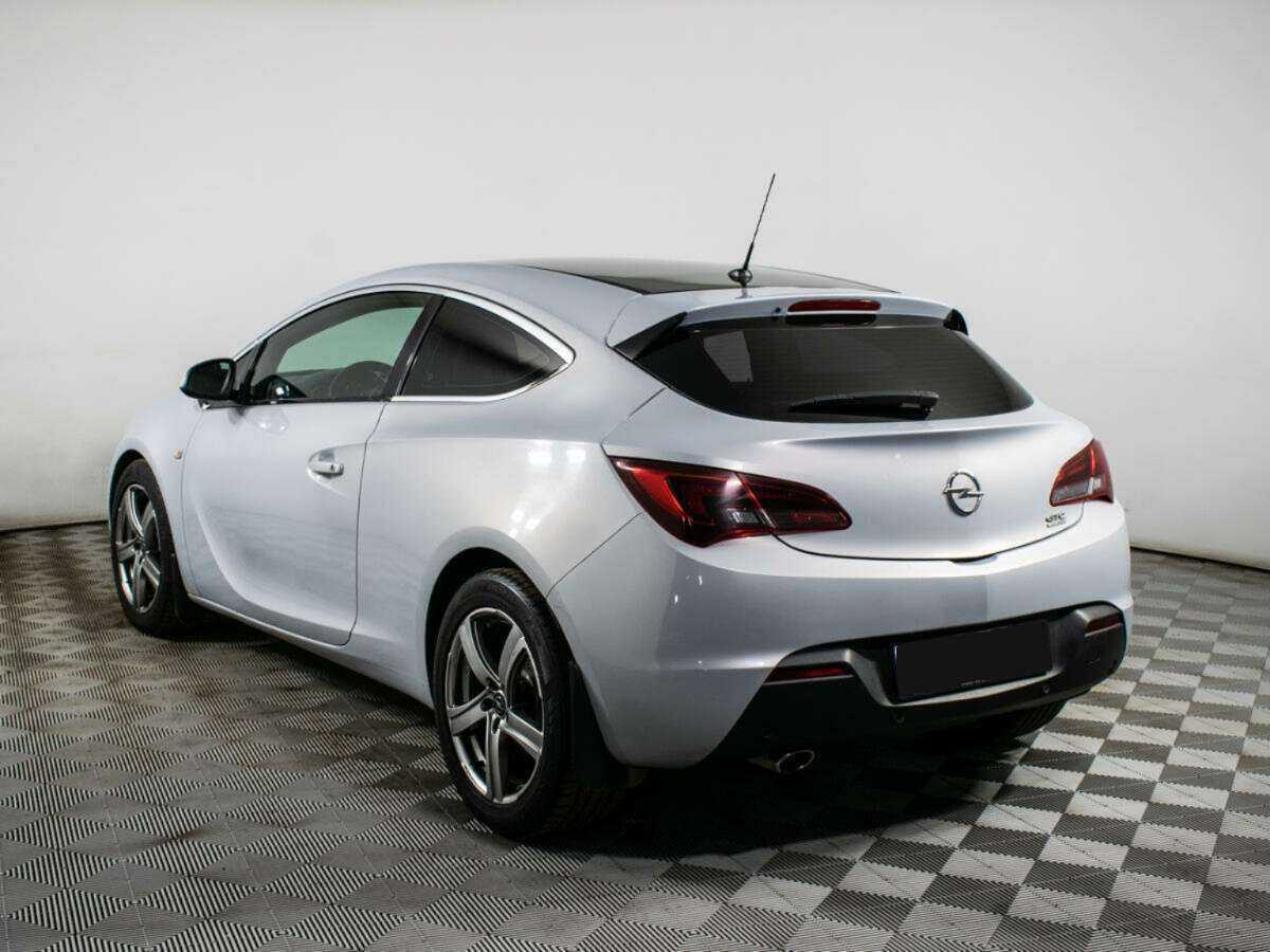 Opel Astra с пробегом — 2012 год. Фото: #6