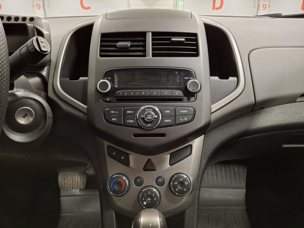 Chevrolet Aveo с пробегом — 2015 год. Фото: #13