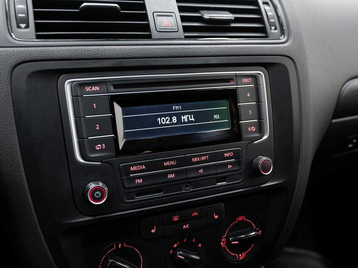 Volkswagen Jetta с пробегом — 2015 год. Фото: #15