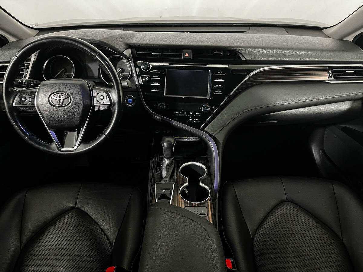 Toyota Camry с пробегом — 2018 год. Фото: #11