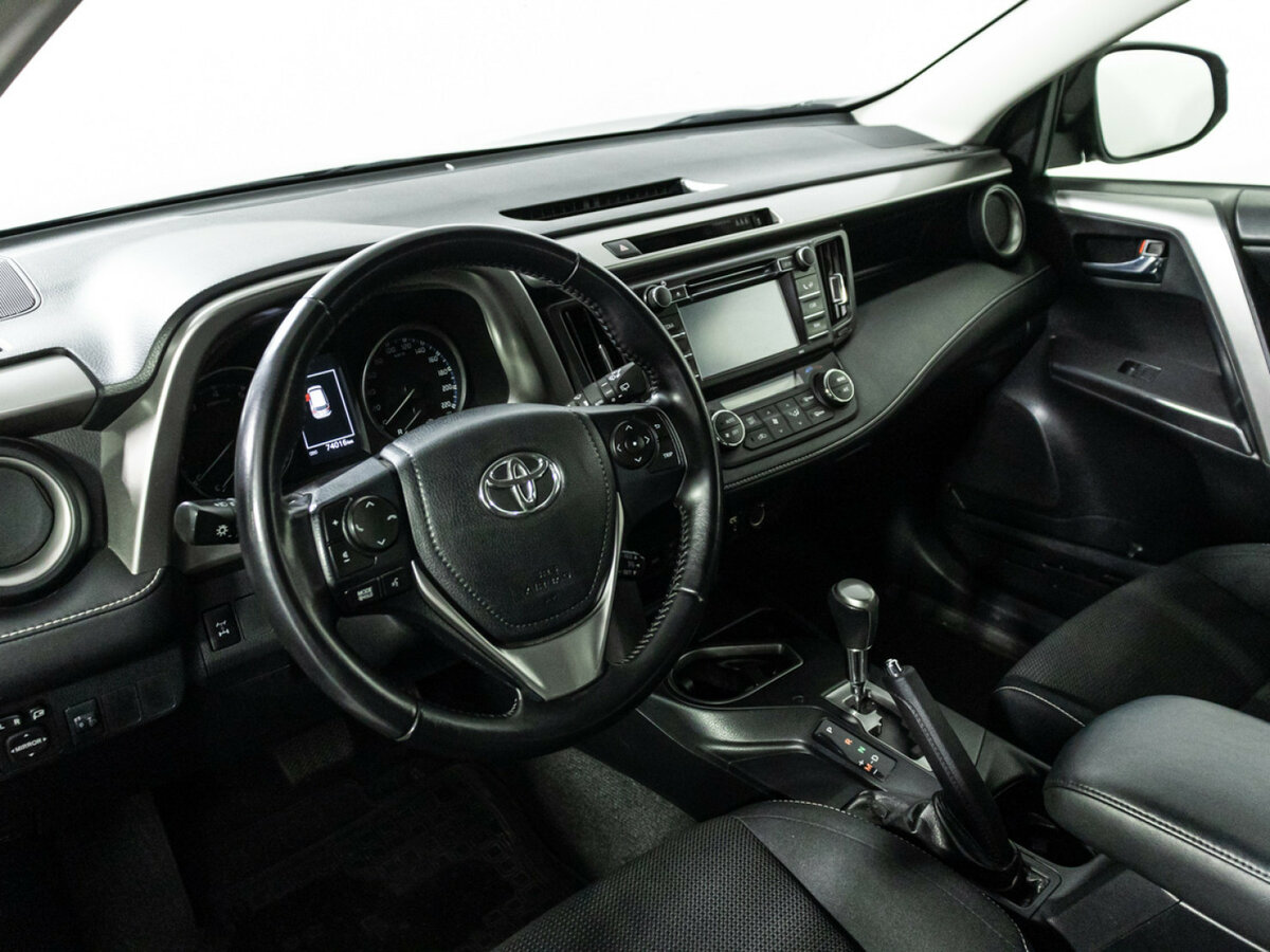 Toyota RAV4 с пробегом — 2015 год. Фото: #9