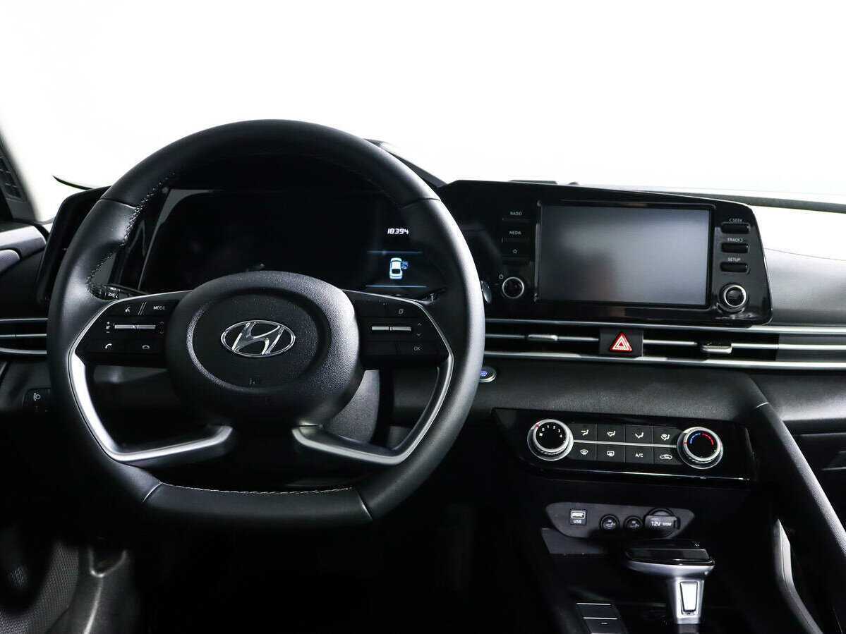 Hyundai Elantra с пробегом — 2022 год. Фото: #9
