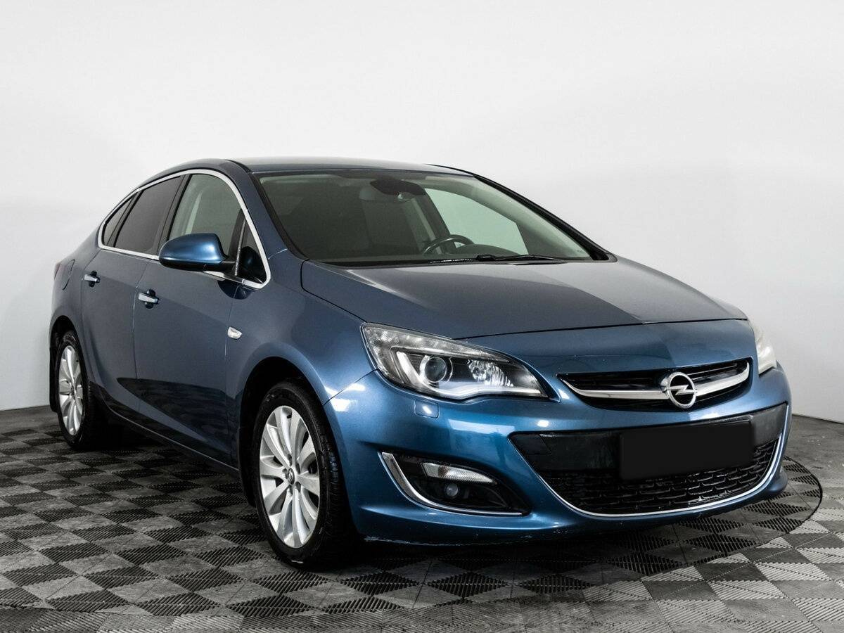Opel Astra с пробегом — 2012 год. Фото: #2