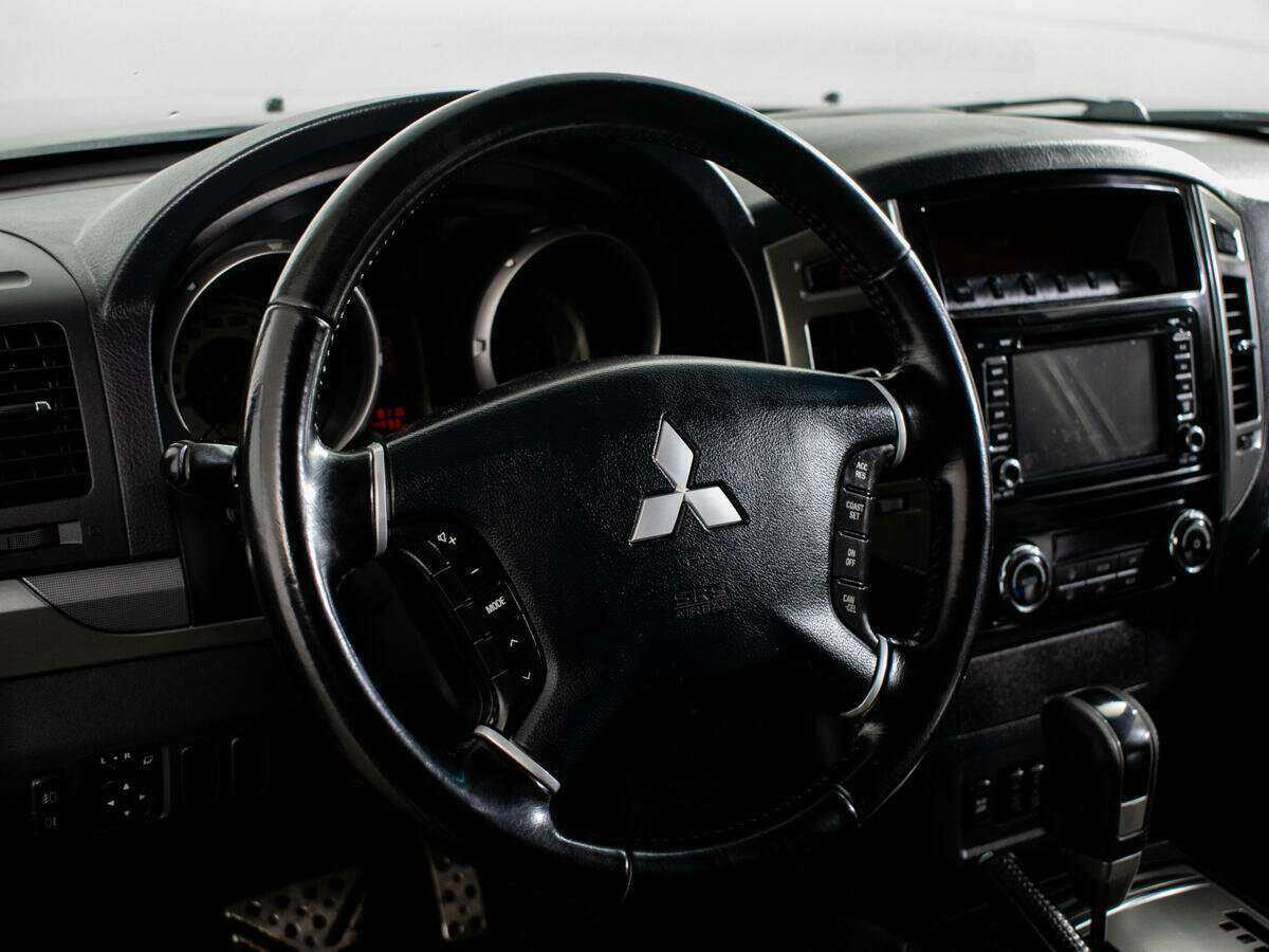 Mitsubishi Pajero с пробегом — 2015 год. Фото: #9