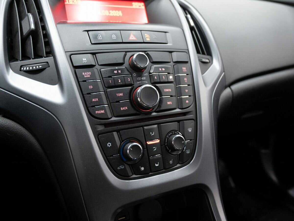 Opel Astra с пробегом — 2013 год. Фото: #16