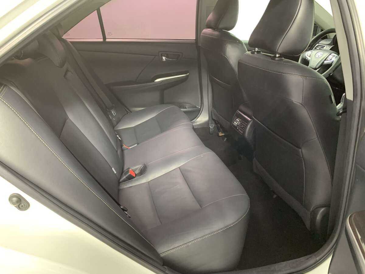 Toyota Camry с пробегом — 2016 год. Фото: #16