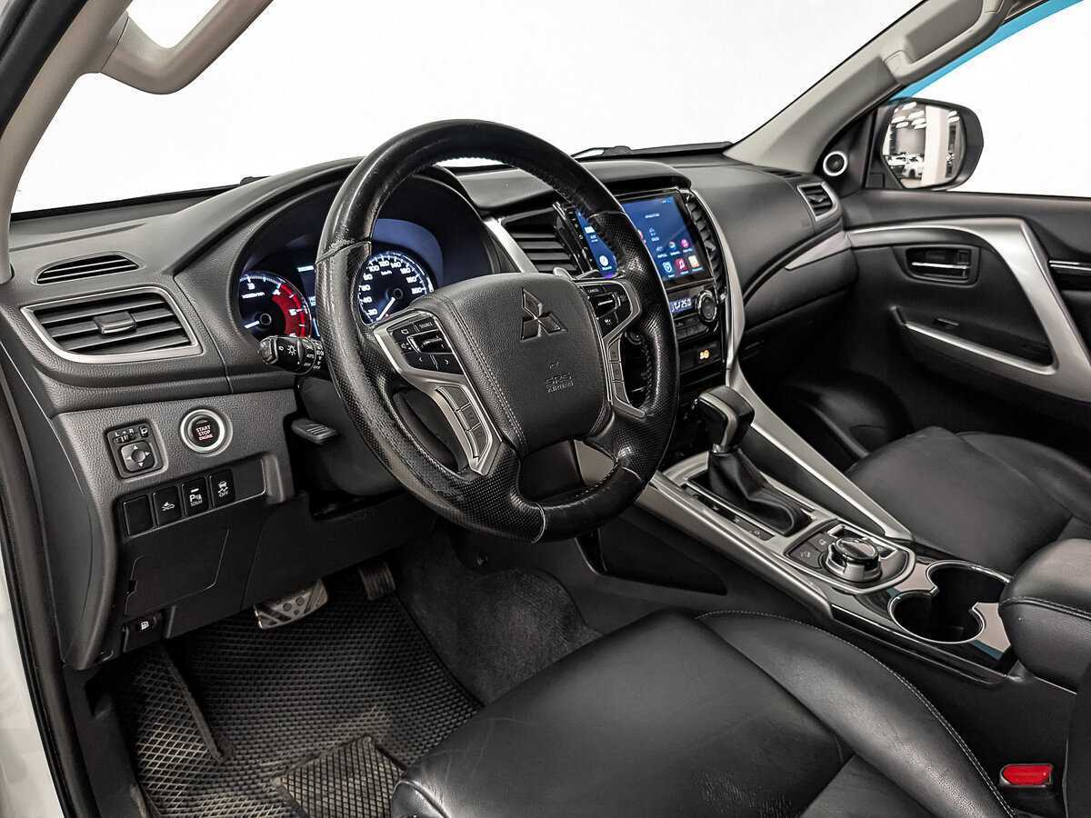 Mitsubishi Pajero Sport с пробегом — 2017 год. Фото: #12