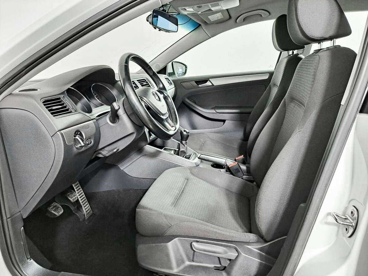 Volkswagen Jetta с пробегом — 2016 год. Фото: #11