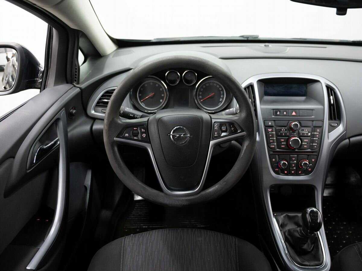 Opel Astra с пробегом — 2013 год. Фото: #12