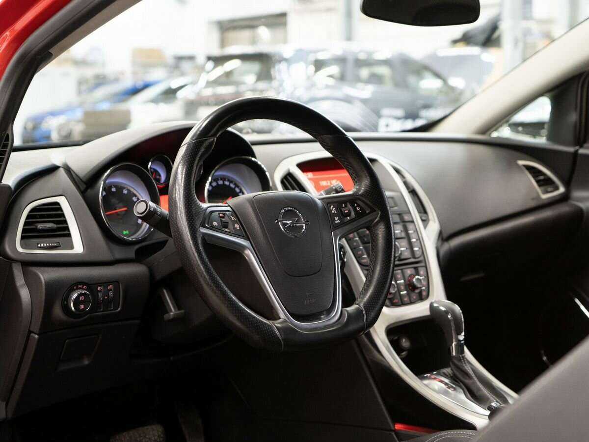 Opel Astra с пробегом — 2012 год. Фото: #4
