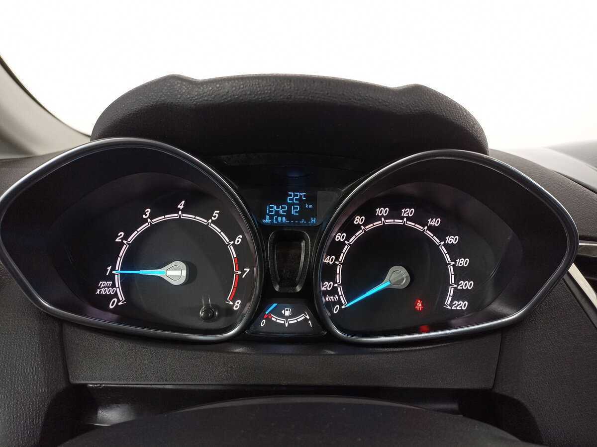 Ford Fiesta с пробегом — 2015 год. Фото: #12