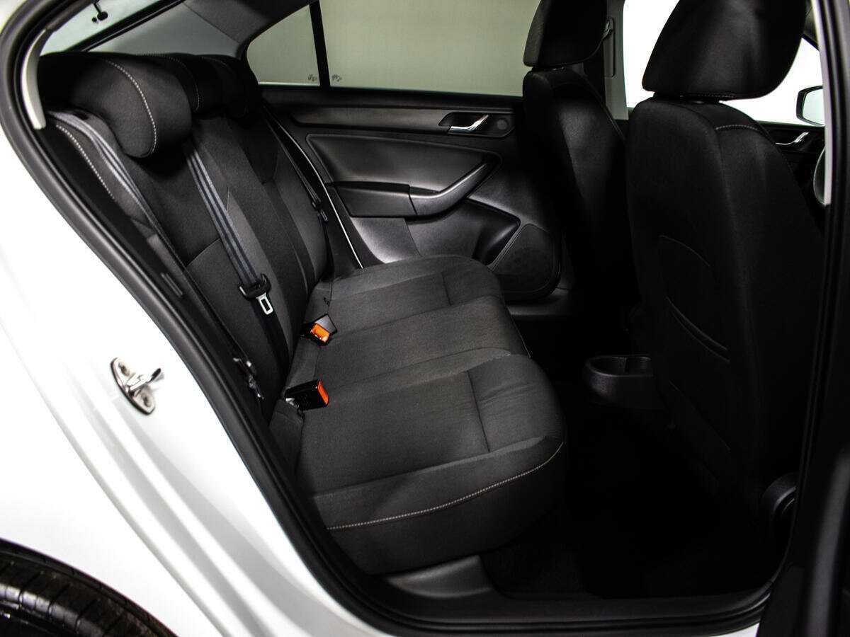 Skoda Rapid с пробегом — 2014 год. Фото: #8