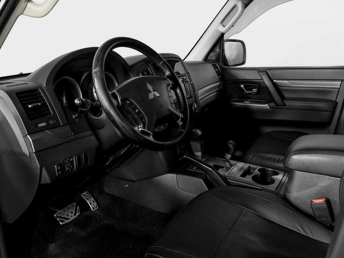 Mitsubishi Pajero с пробегом — 2014 год. Фото: #15