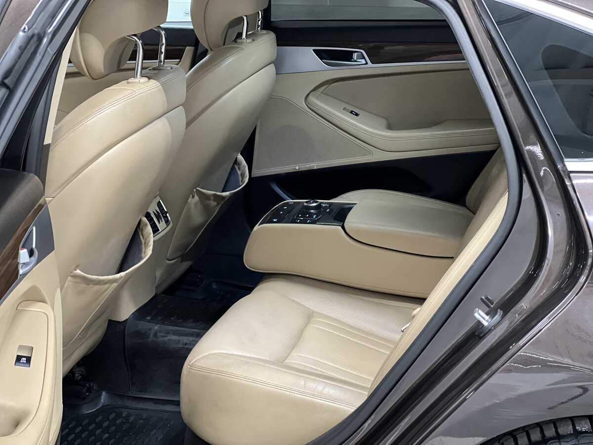 Hyundai Genesis с пробегом — 2014 год. Фото: #11