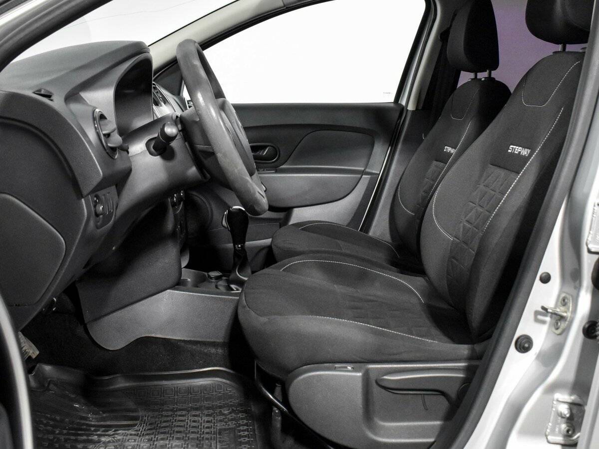 Renault Sandero с пробегом — 2017 год. Фото: #9