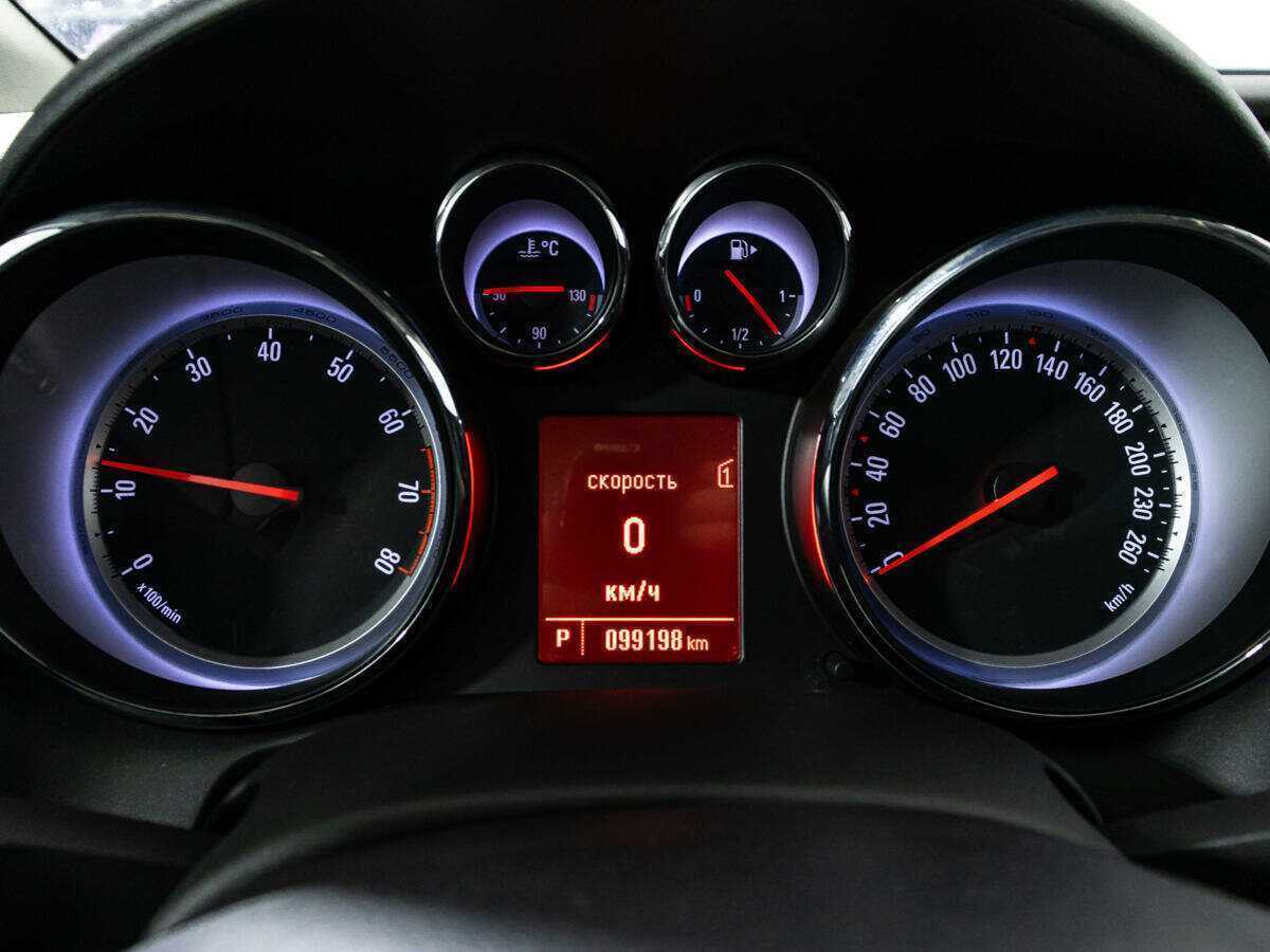 Opel Astra с пробегом — 2012 год. Фото: #11