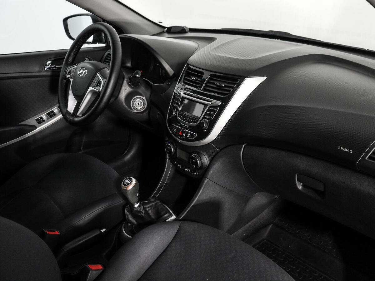 Hyundai Solaris с пробегом — 2013 год. Фото: #10