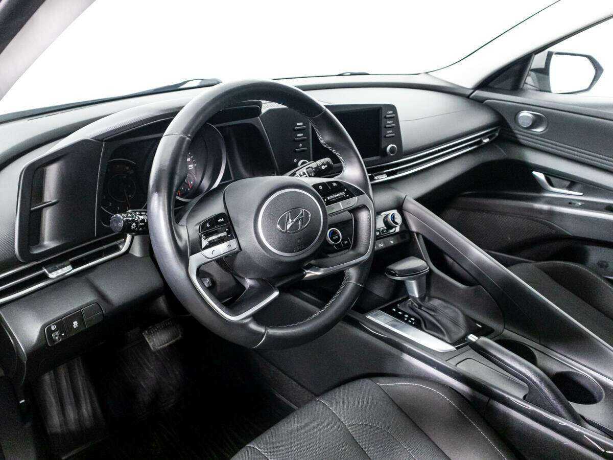 Hyundai Elantra с пробегом — 2021 год. Фото: #10