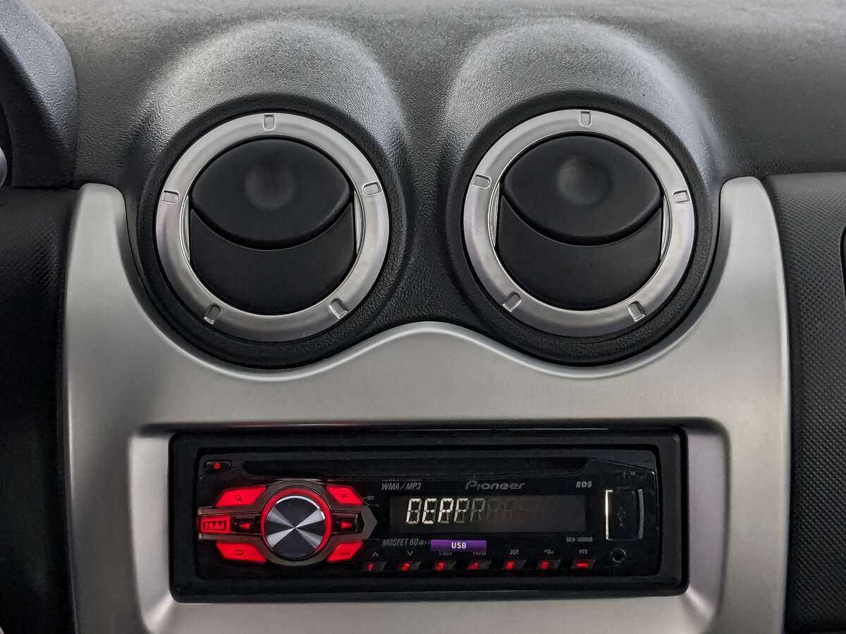 Renault Sandero с пробегом — 2013 год. Фото: #11