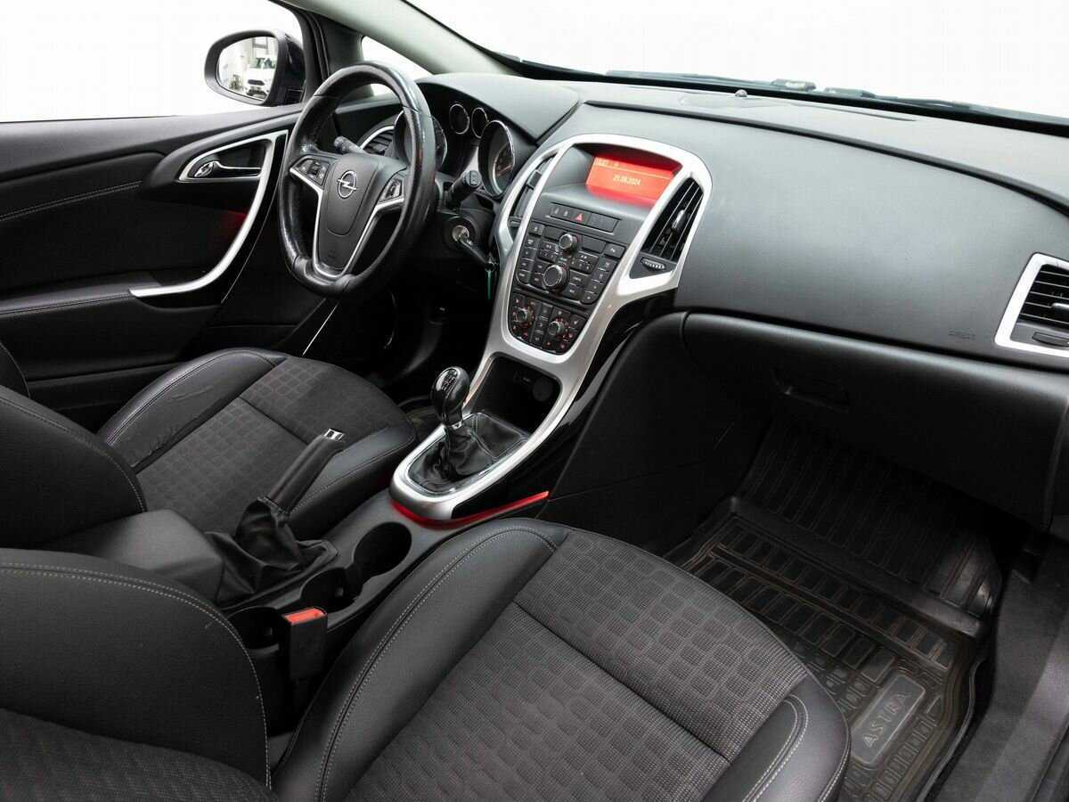 Opel Astra с пробегом — 2013 год. Фото: #10
