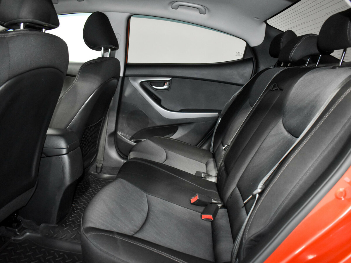 Hyundai Elantra с пробегом — 2015 год. Фото: #10