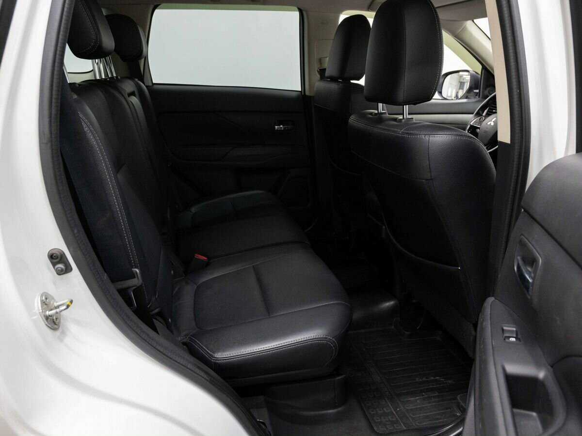 Mitsubishi Outlander с пробегом — 2015 год. Фото: #11