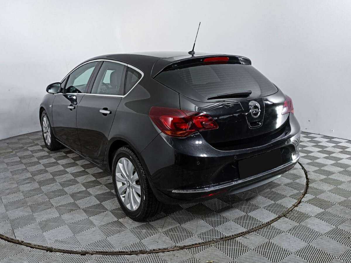 Opel Astra с пробегом — 2012 год. Фото: #6