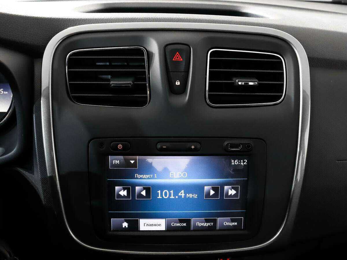 Renault Sandero с пробегом — 2015 год. Фото: #12